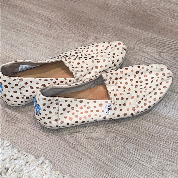 toms rose gold dots